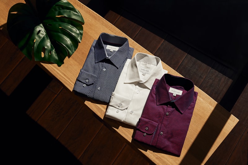 Klassisch blaues Chambray-Hemd aus Baumwolle